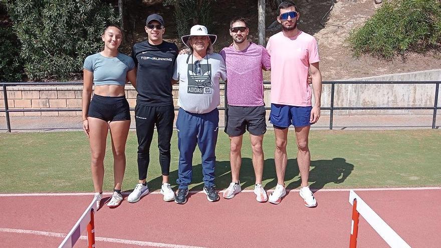 Toni Puig y sus atletas, en una imagen de este martes en la pista de Gandia