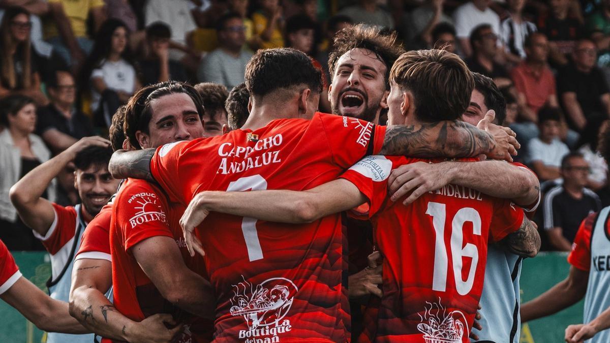 El CD Egabrense celebra uno de los goles marcados al Montilla.