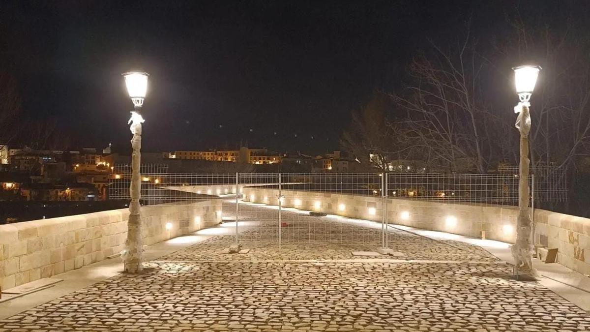 Adoquines en el Puente de Piedra con la nueva iluminación.