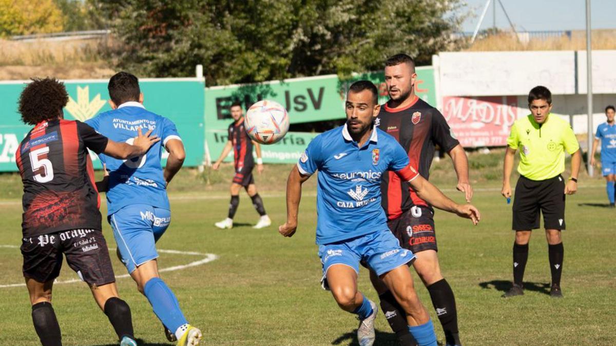 Viti, a punto de controlar el balón. | J. L. F.