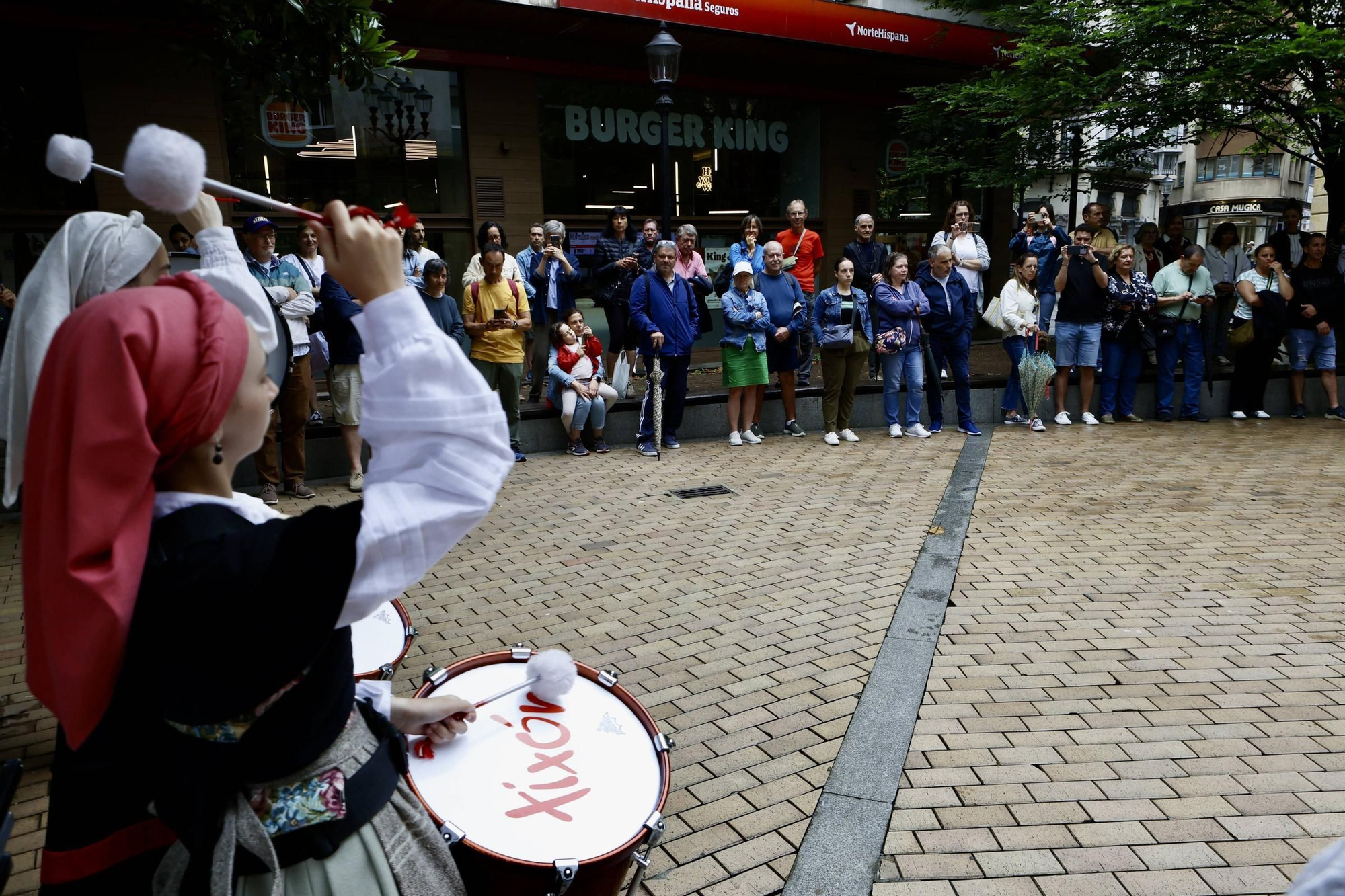 La Fiesta de la Música llena de gaitas y folklore las calles de Gijón (en imágenes)
