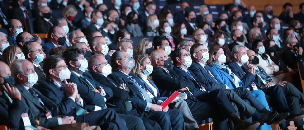 Una imagen de las primeras filas del salón de actos de Ifema donde se celebró el acto por el corredor mediterráneo este miércoles.