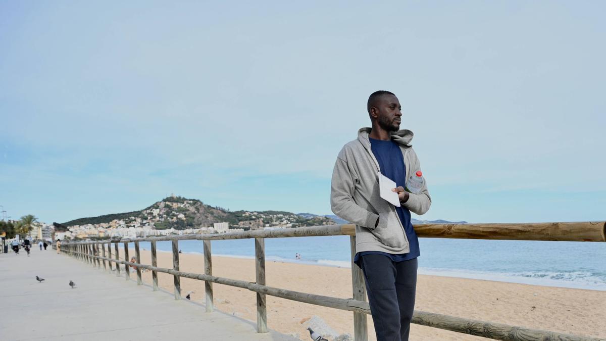 Pofosu Emanuel, migrante rescatado en Las Canarias procedente de Ghana, este martes en el paseo marítimo de un pueblo de La Selva.