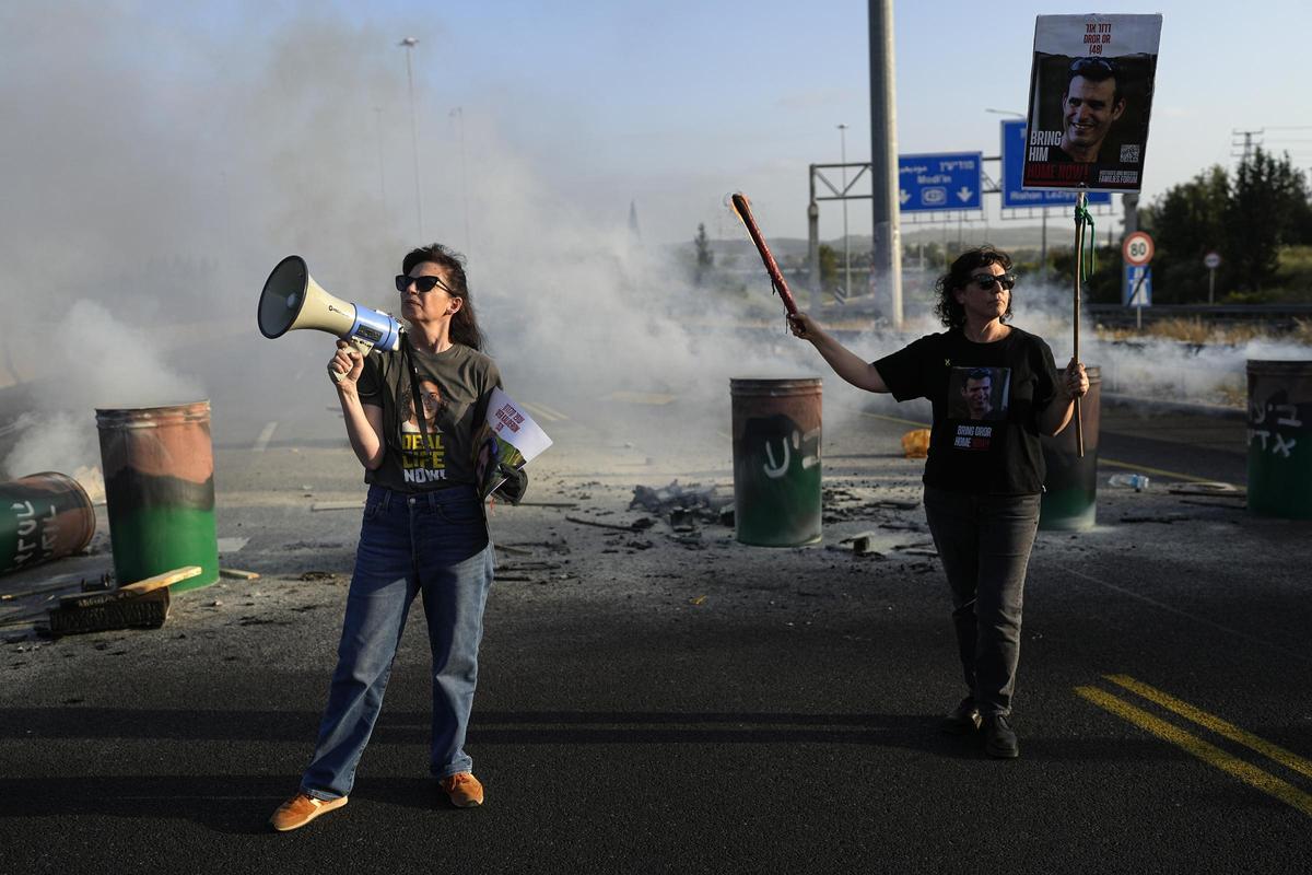 Bloquean una autopista con barricadas de fuego en Israel para exigir a Netanyahu alcanzar un acuerdo en Gaza