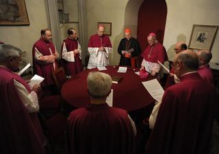 Los cardenales se reúnen hoy para concretar los detalles del cónclave que elegirá al futuro Papa