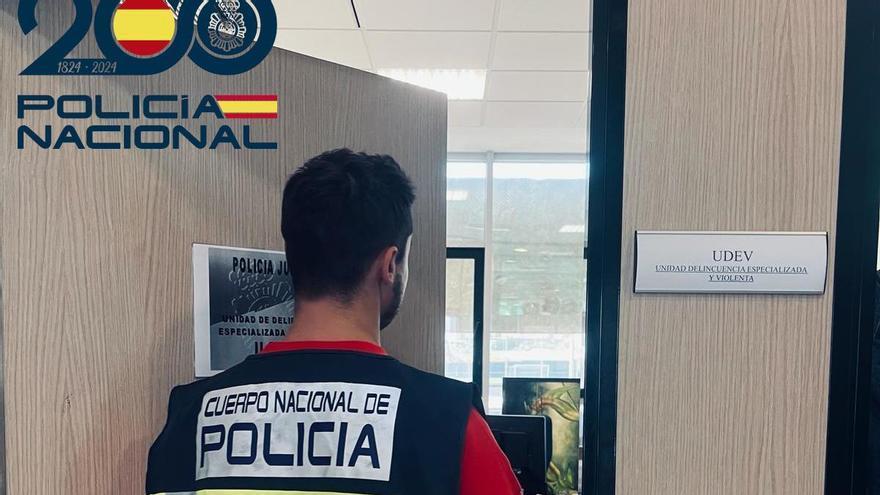 Detenido en Ibiza por rajar la capota de un vehículo y robar en su interior