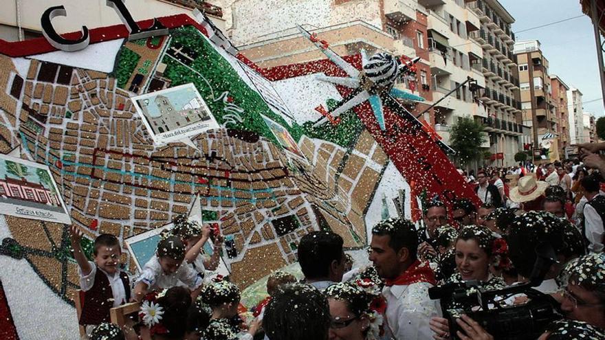 El confeti llenó de color las calles.