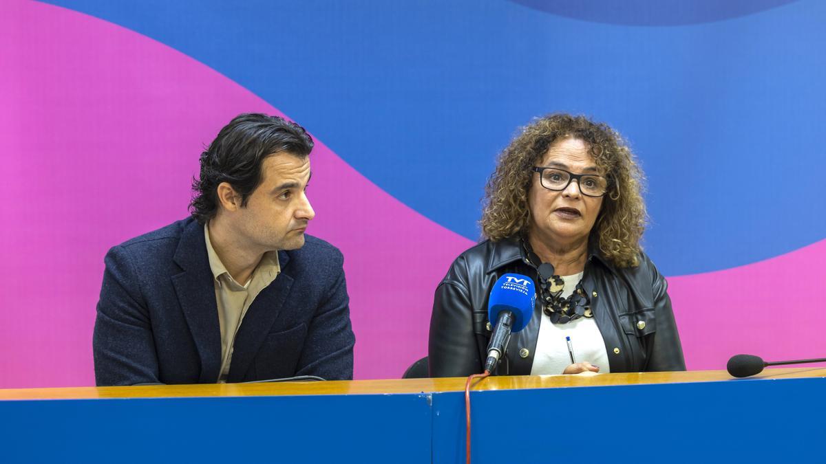 La exconcejala Carmen Gómez, junto al alcalde Eduardo Dolón, en el anuncio de su renuncia este miércoles