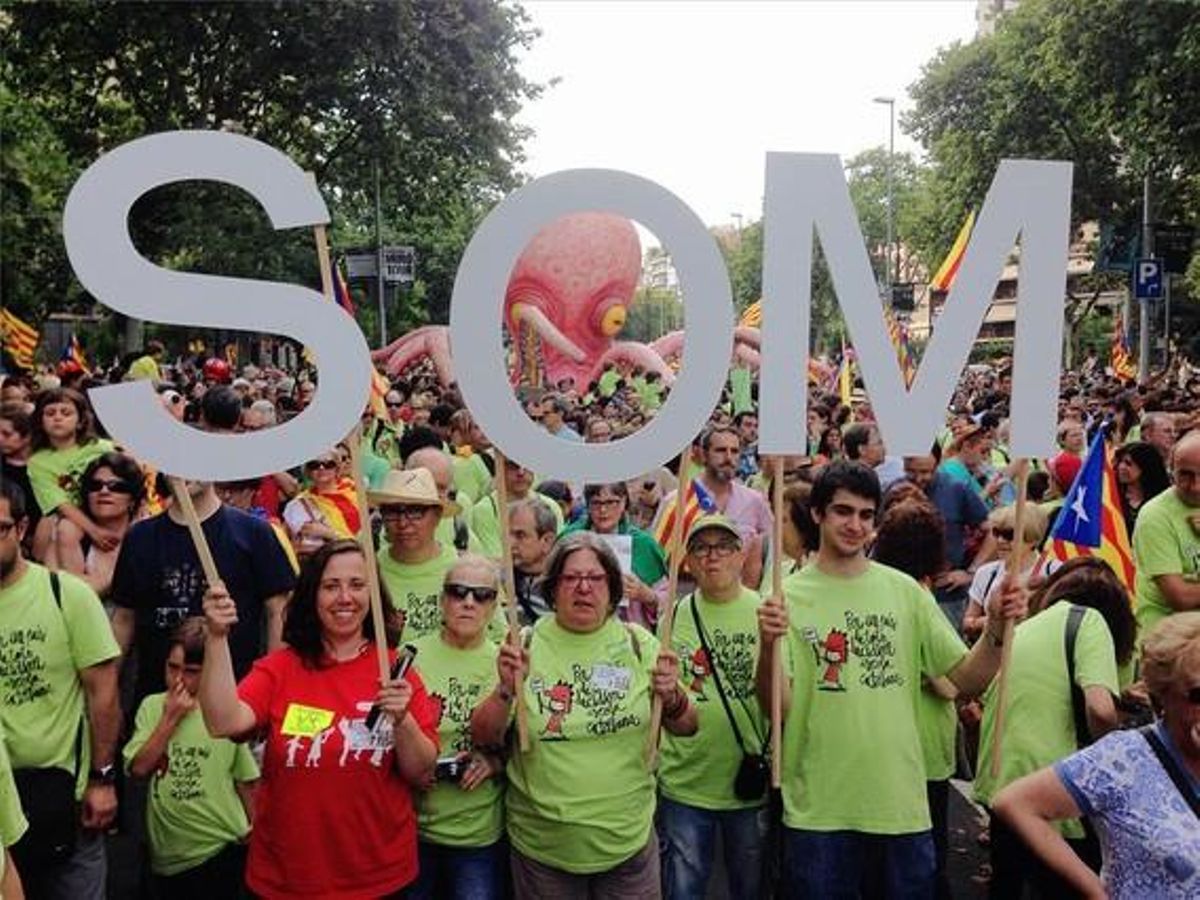 Pancarta gegant de ’Som Escola’ en la marxa en favor de l’escola catalana