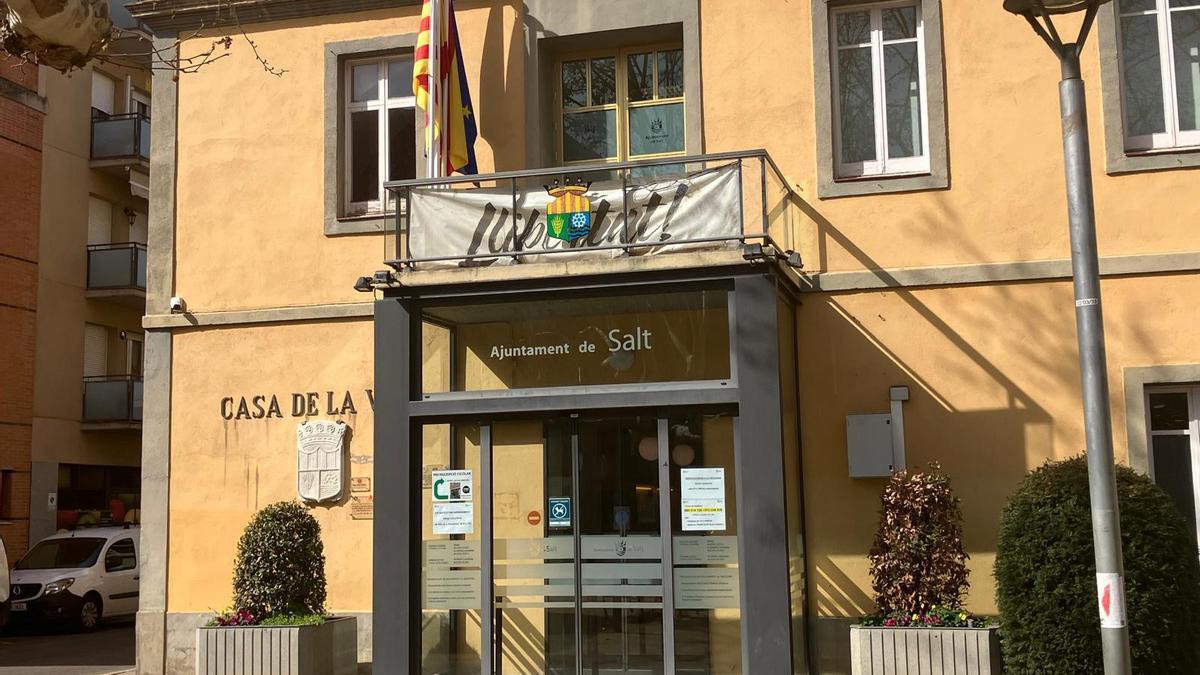 La façana de l'Ajuntament de Salt.