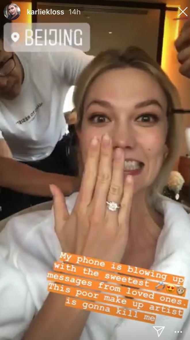 Karlie Kloss presume de anillo de compromiso