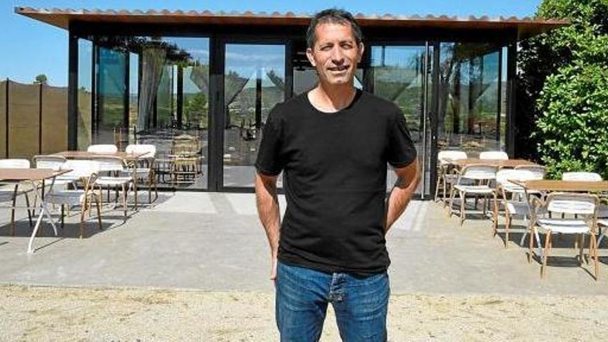 Quim Aguilar, del restaurant Els Cubs, davant de la nova terrassa, reconstruïda després de l&#039;incendi