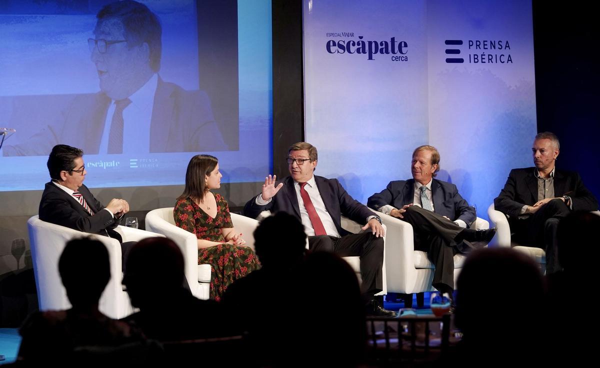 Pedro Martín, Yaiza Castilla, Carlos Abella, Ramón Estalella y Enrique Ruiz de Lera, en la primera mesa de debate.