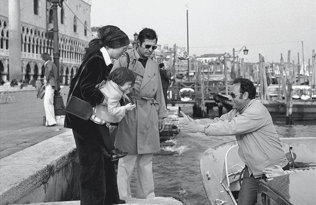 Catherine Deneuve i Marcello Mastroianni -quan encara eren parella- amb la petita Chiara, que a penes té dos anys en la imatge, el 1974 a Venècia. Catherine Deneuve i Marcello Mastroianni -quan encara eren parella- amb la petita Chiara, que a penes té dos anys en la imatge, el 1974 a Venècia.
