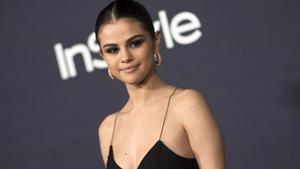 Selena Gomez posa en los premios InStyle, en Los Ángeles.