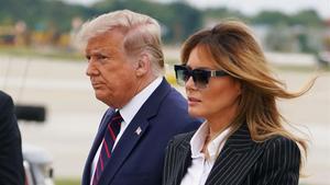 Donald y Melania Trump llegan al aeropuerto de Cleveland para participar en el debate, el pasado 29 de septiembre.