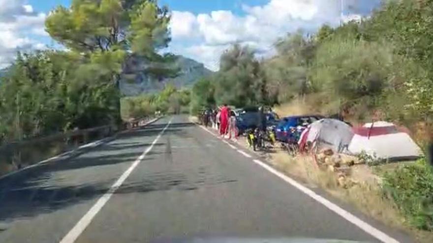 Acampadas en el borde de la carretera con motivo de la prueba deportiva.