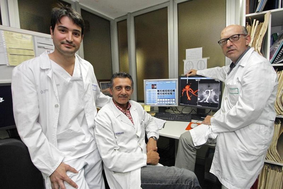 Desde la derecha: los neurorradiólogos del Chuvi Pedro Martínez Cueto, Óscar Vila y Carlos Rodríguez, muestran en el monitor imágenes de la intervención.