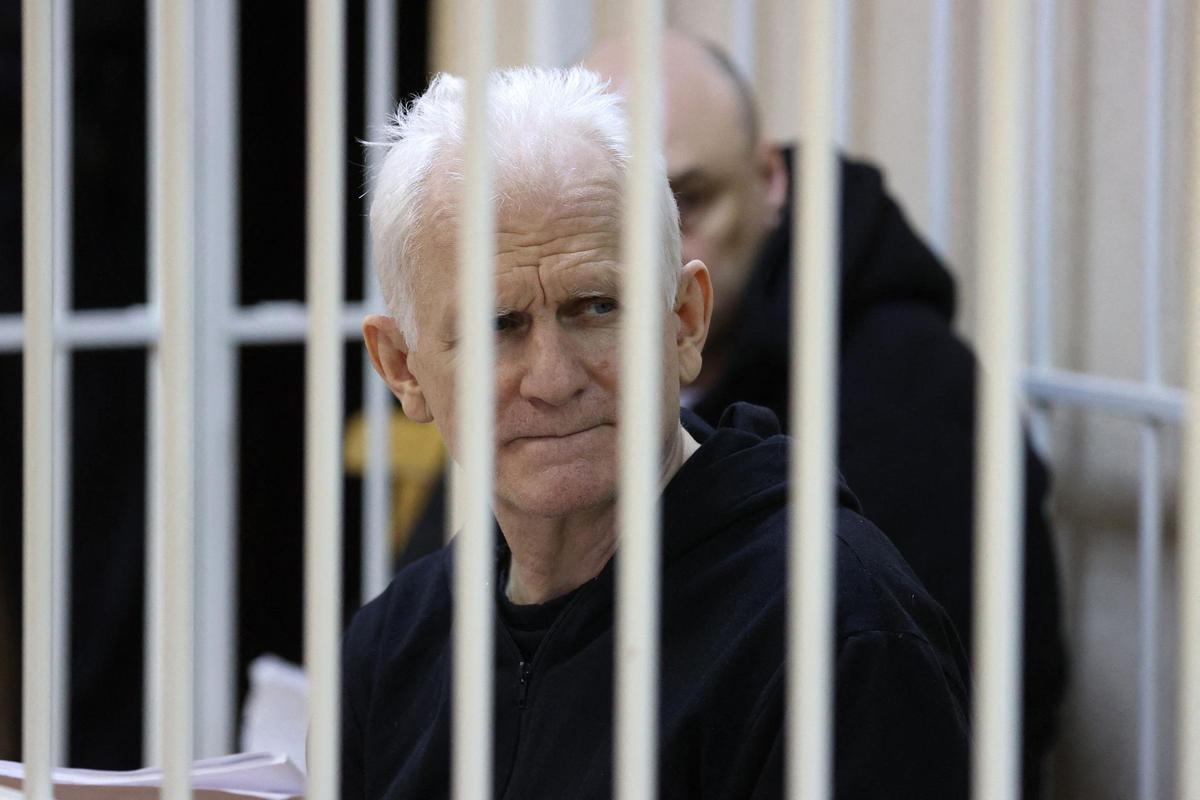 Ales Bialiatski, en una celda durante un juicio en Minsk en 2023.