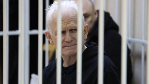 Ales Bialiatski, en una celda durante un juicio en Minsk en 2023.