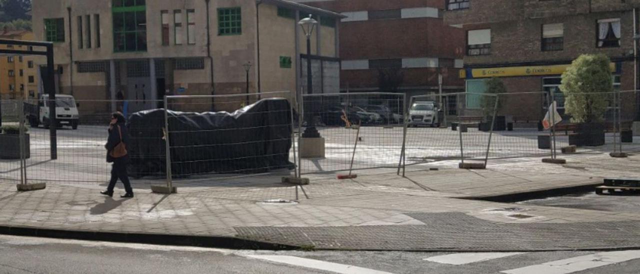 La plaza Merediz, con las «letronas» tapadas. | M. Á. G.