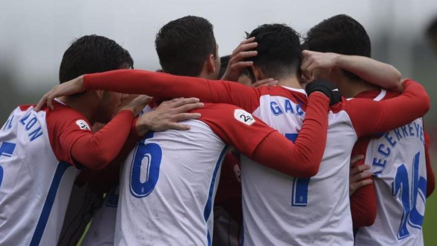 Los futbolistas del Sporting de Gijón B festejan uno de los seis goles que le han endosado hoy a la Peña Deportiva en Mareo.