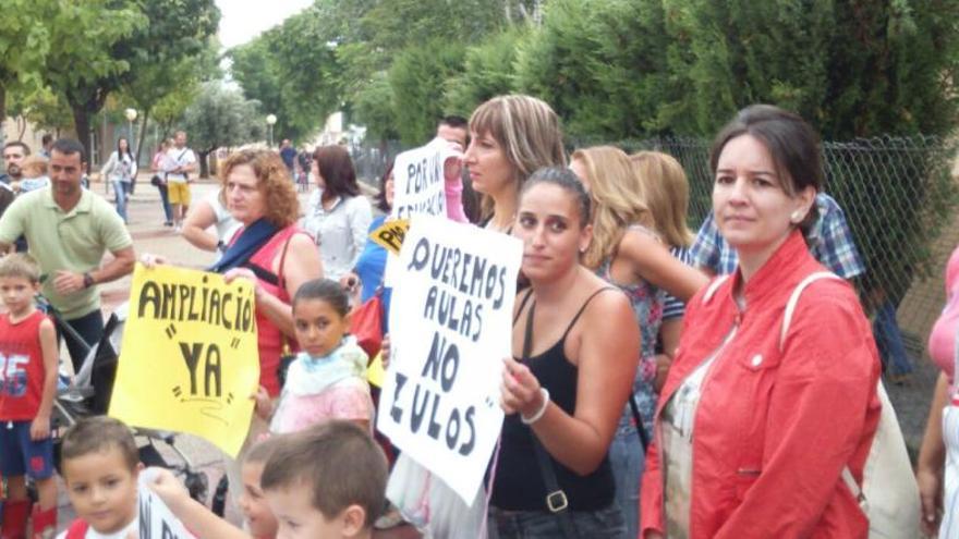 Los padres del Juan de la Cierva de Casillas protestaron para que se solucione la masificación del centro.