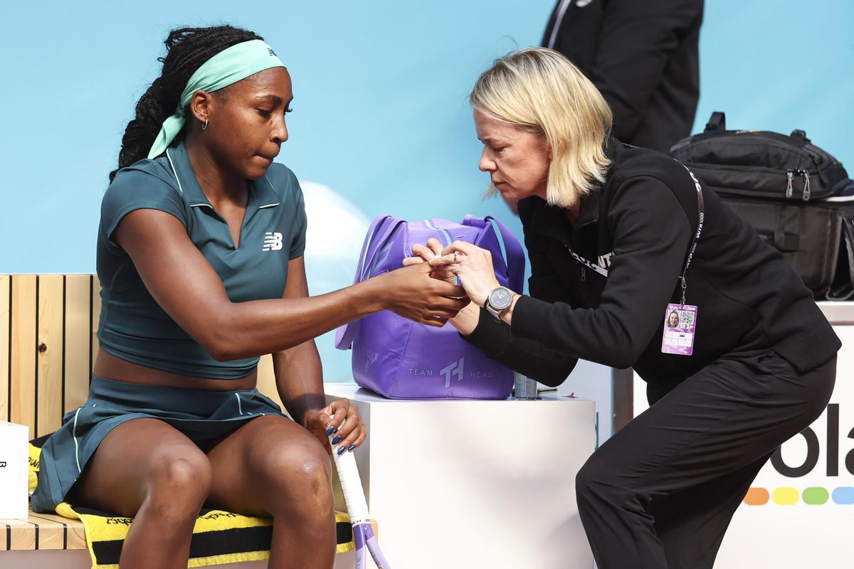 Coco Gauff, atendida por la médico del torneo.