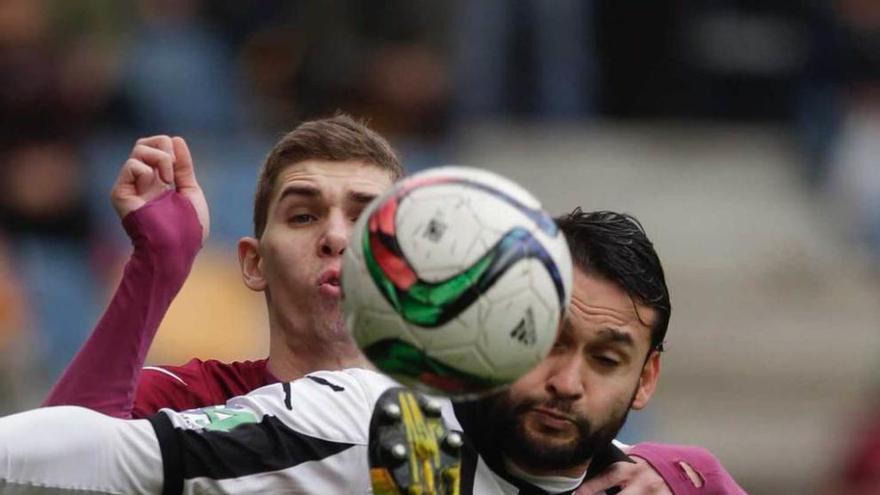 Pedro Beda protege el balón ante la presión de un rival.