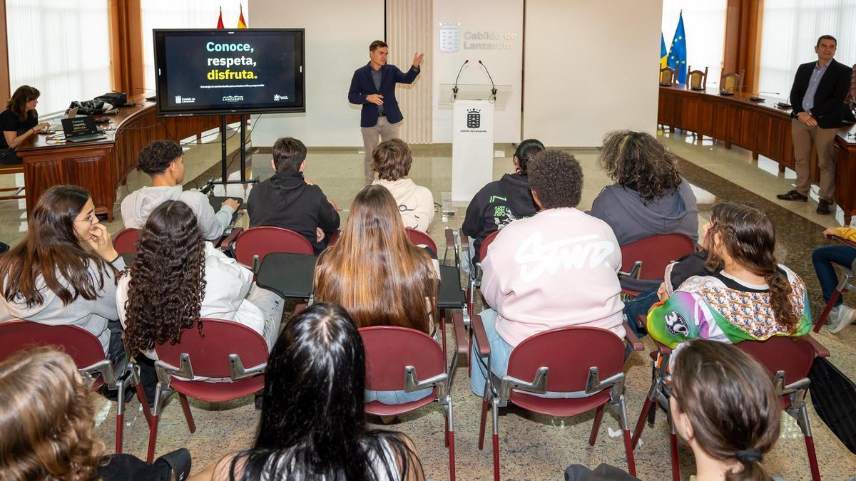 Imagen de una de las numerosas concentraciones de los vecinos de Antigua en contra de la ubicación de la antena cerca de las viviendas.