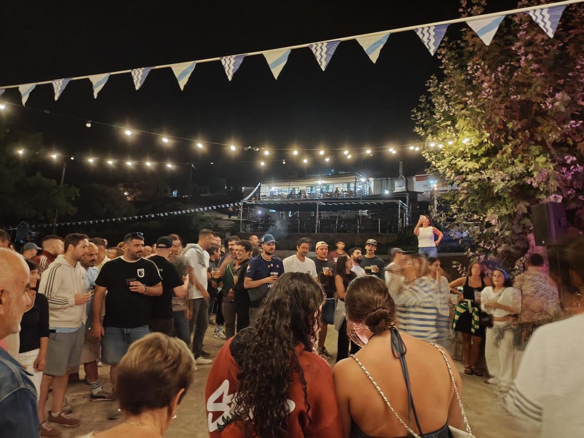 Celebración de la verbena del sábado en la isla.