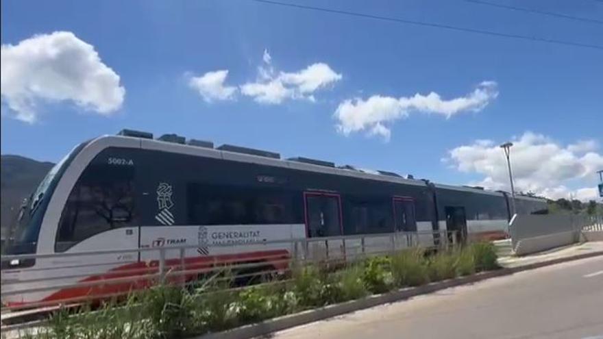 Apagón y parón: este fue el momento en el que el TRAM quedó detenido en la vía en Dénia