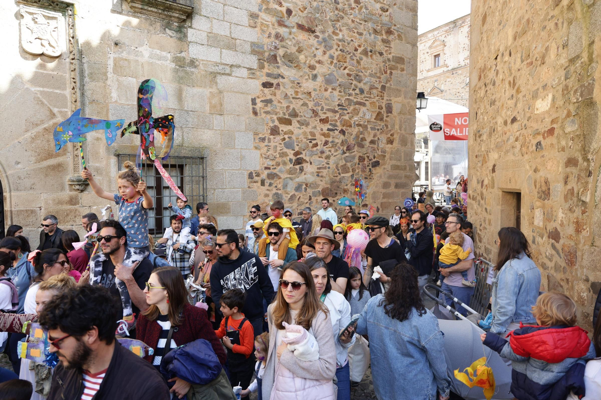 Las imágenes de este domingo de Womad en Cáceres: el pasacalles pone el broche final