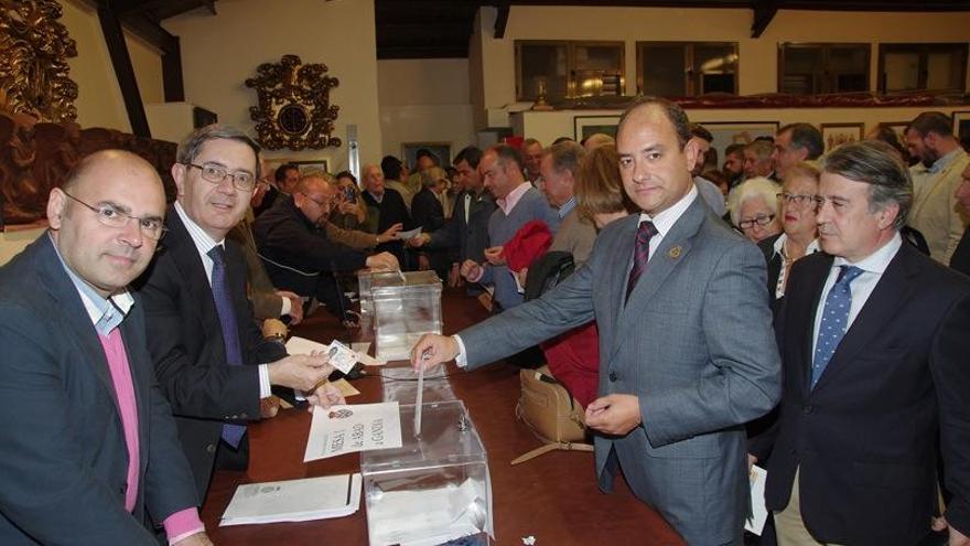 Antonio de la Morena votando en el cabildo de elecciones Mena.