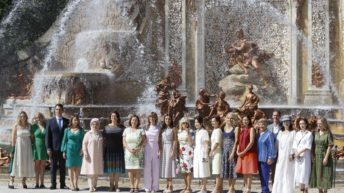 La reina Letizia, con las parejas de algunos de los jefes de Estado y de Gobierno de la cumbre de la OTAN, posan este miércoles frente a una de las fuentes del jardín del Palacio Real de La Granja (Segovia).