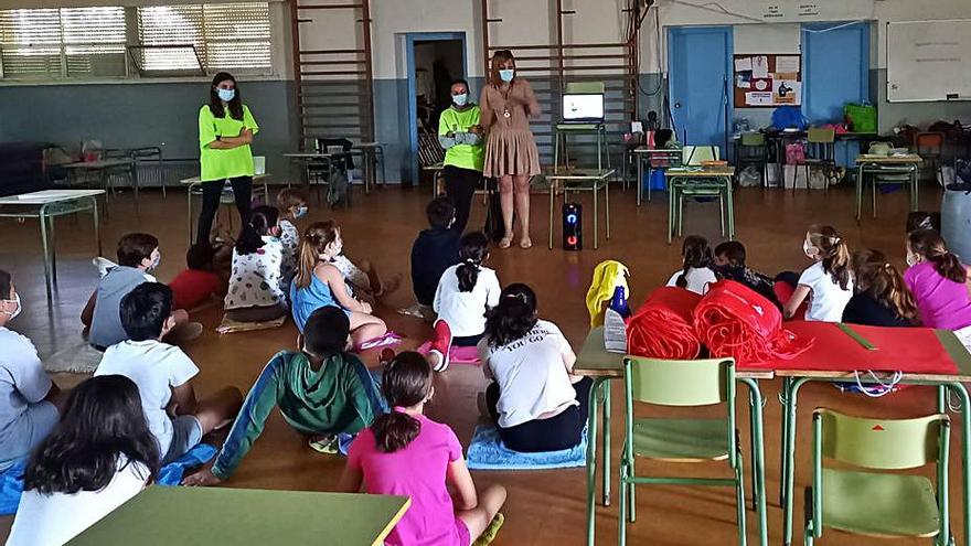 A alcaldesa Digna Rivas visita a un grupo de nenos do campamento.  | // D.P.