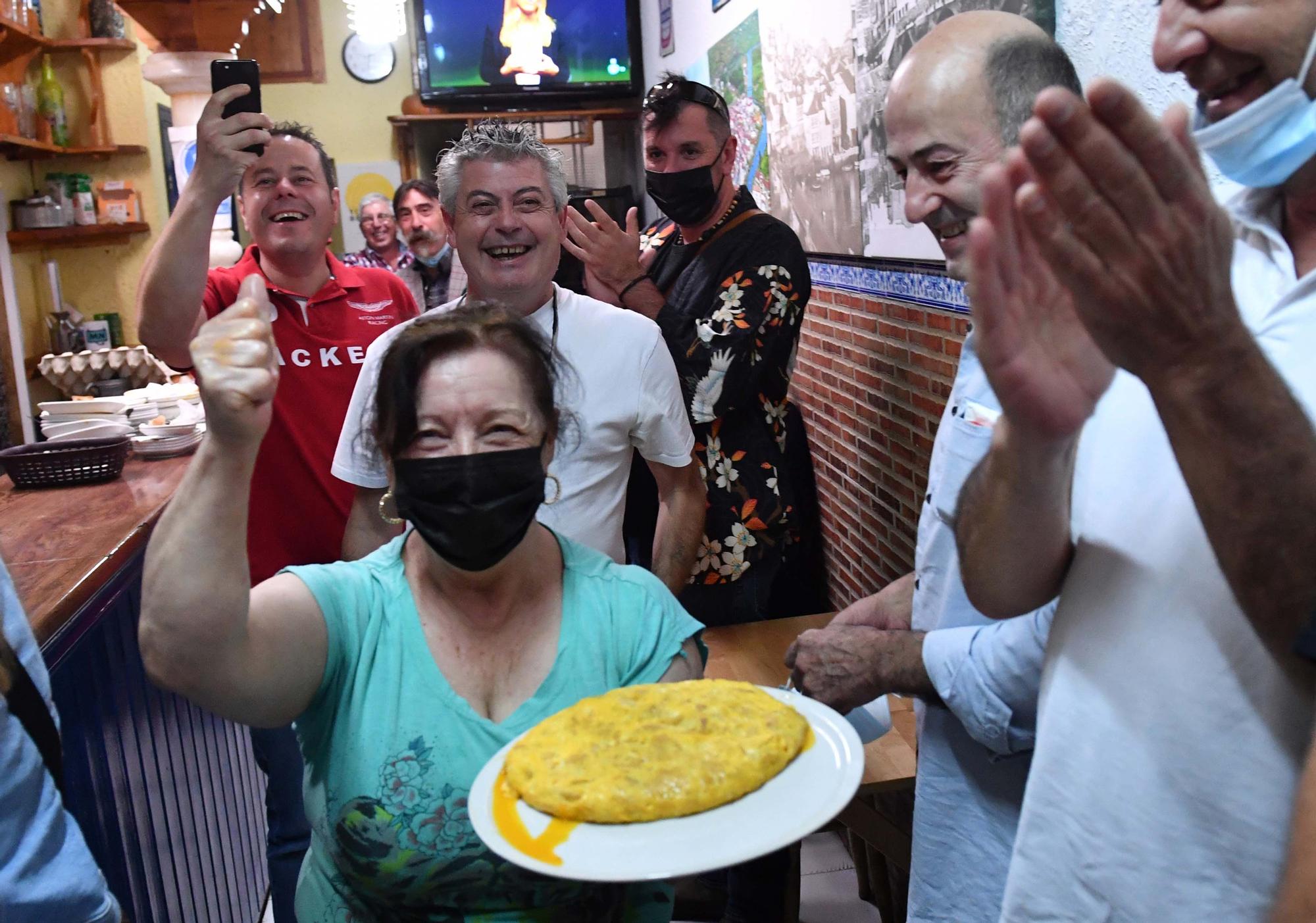 Esther Corral celebra la corona como mejor tortilla de Betanzos en el Bar Galicia.