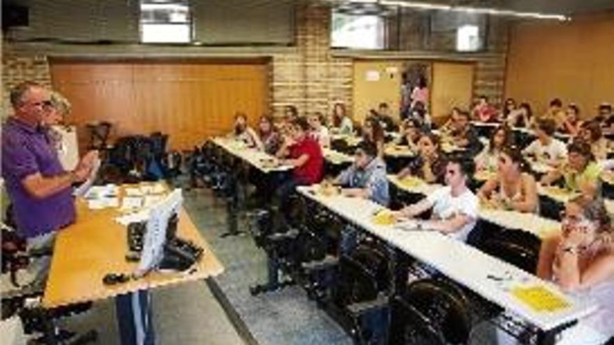 Un professor donava indicacions abans d&#039;un examen, el juny de 2015.