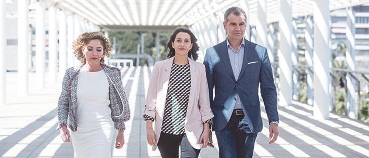 Marta Martín, Inés Arrimadas y Toni Cantó, en Alicante.