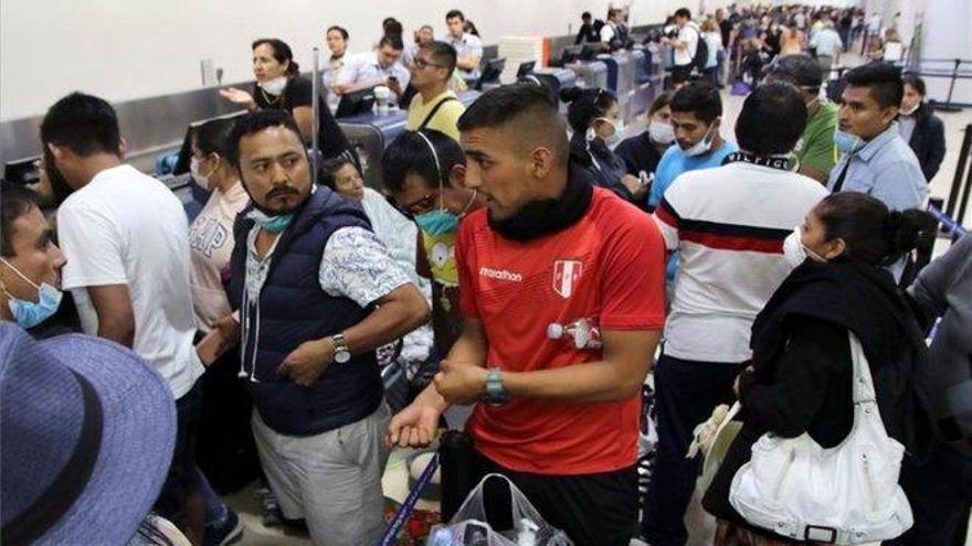 Piden ayuda humanitaria 400 peruanos varados en un aeropuerto de México