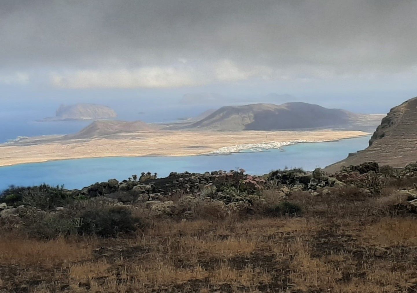 Vista de Famara y el Archipiélago Chinijo desde Montaña Gallo