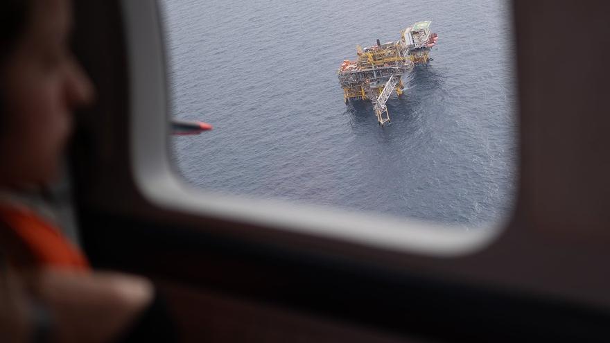 Más de 30 migrantes que huían de Libia están abandonados desde hace cuatro días en una plataforma petrolífera en el Mediterráneo