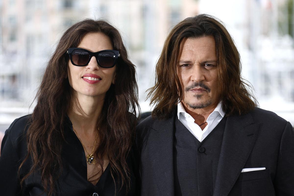 La directora de &quot;Jeanne du Barry&quot; Maiwenn amb l'actor Johnny Depp