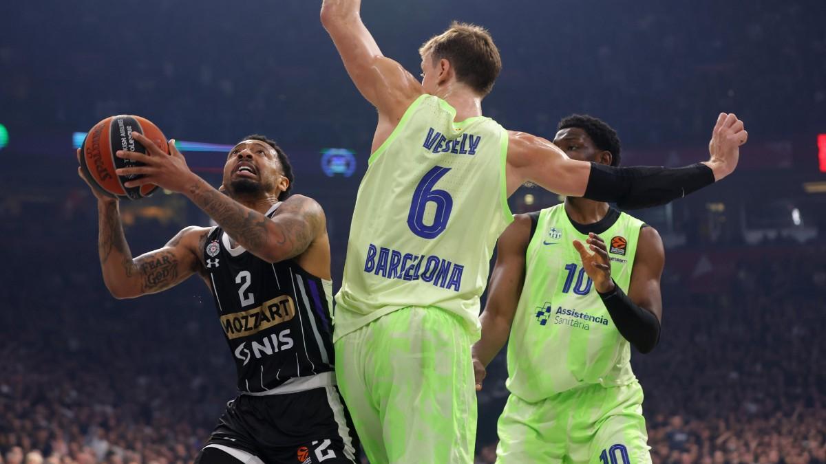 Carlik Jones, ante Chimezie Metu y Jan Vesely