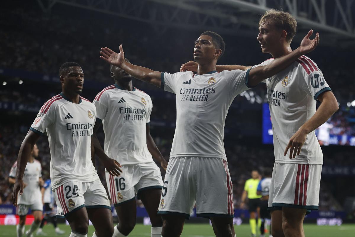 Jude Bellingham celebra con sus compañeros el gol ante el Espanyol.