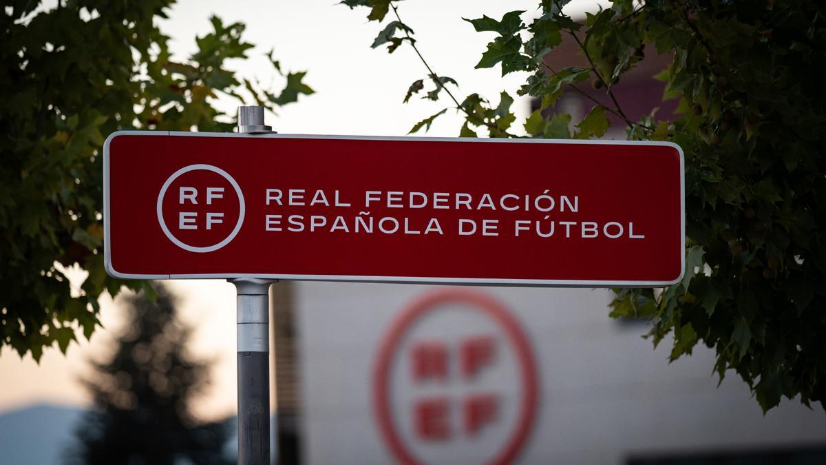 Cartel de la sede de la Real Federación Española de Fútbol (RFEF).