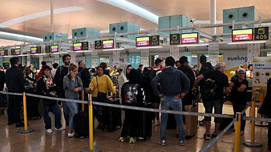 Persones fent cua a l&#039;espai d&#039;atenció al client de l&#039;aeroport.