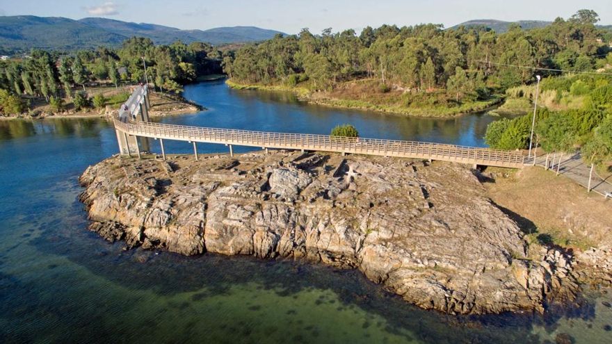 Esta ruta de senderismo combina bosque y mar y es perfecta para estrenar los días de primavera: a solo media hora de Santiago