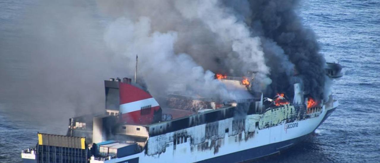 Incendio en el buque ´Sorrento´, de la naviera italiana Grimaldi, incendiado el 28 de abril a 18 millas de sa Dragonera.
