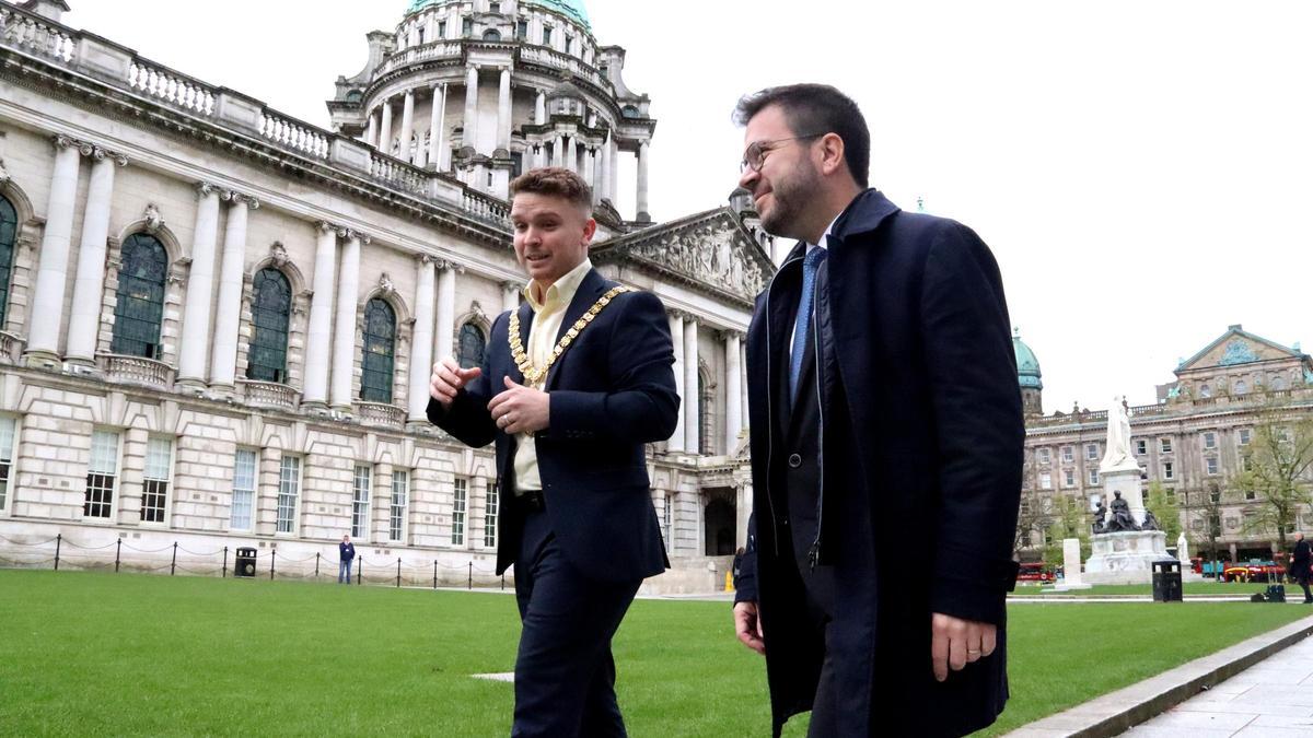 El president Pere Aragonès acompañado por el alcalde de Belfast, Ryan Murphy.
